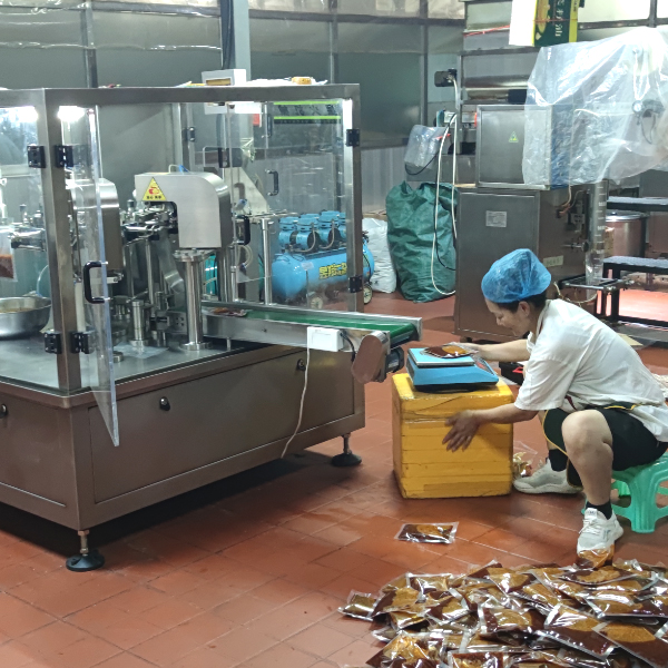 給袋式辣椒醬包裝機(jī)-自動(dòng)化辣椒醬包裝機(jī)生產(chǎn)線(xiàn)