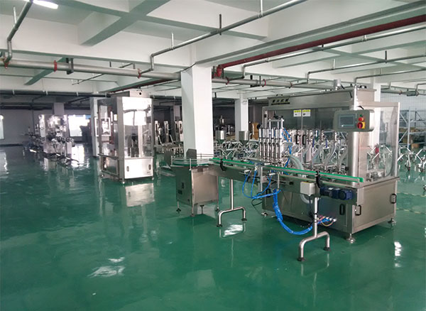 星火全自動辣椒醬灌裝機(jī)廠房設(shè)備實(shí)拍圖