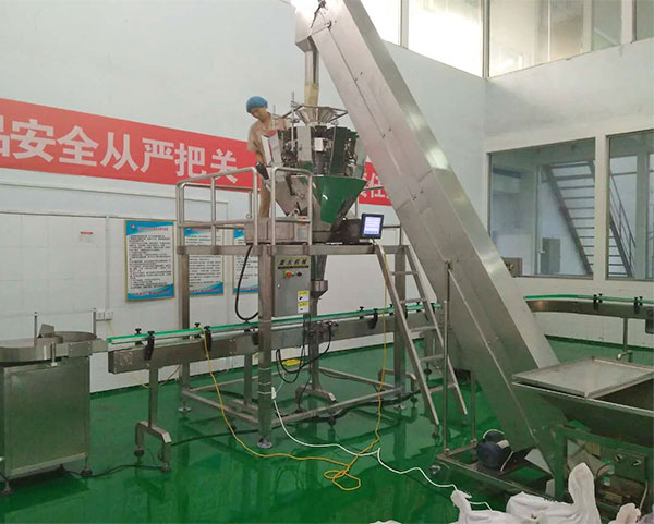 熟芝麻自動(dòng)包裝設(shè)備實(shí)拍